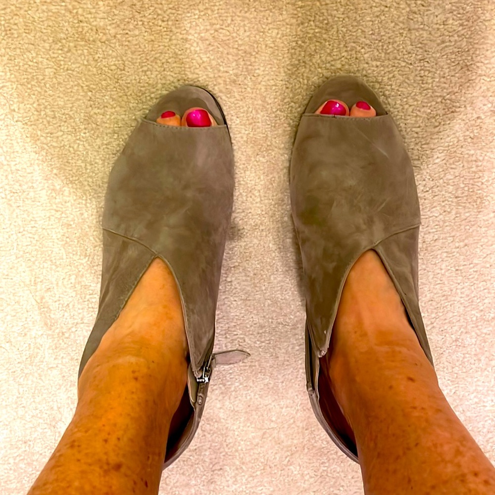 Franco Sarto 8M tan bottoms with open toe
